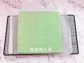 烤好的蛋糕拉住油纸的两个角移至烤网上晾凉