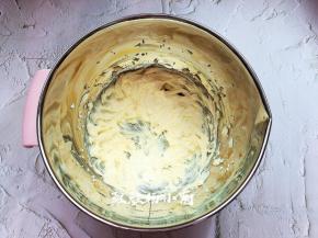 黄油切小块放入料理盆中，室温软化，用打蛋器搅打顺滑即可