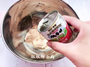 打至顺滑之后加入淡练奶，淡练奶分三次混合均匀，每加一次淡练奶都要打发至完成混合