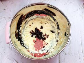 打发至羽毛状大约2分钟，接着倒入草莓酱和草莓粉