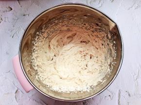 高速搅打一到三分钟，至奶油蓬松细腻，细砂糖融化即可