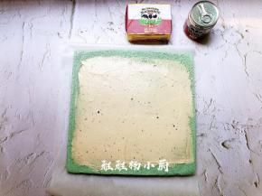 把奶油霜抹在蛋糕胚上