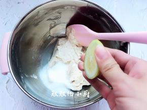 最后加入细砂糖和柠檬汁