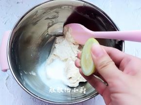 最后加入细砂糖和柠檬汁