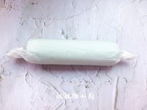 用油纸从一头开始卷起，包住定型