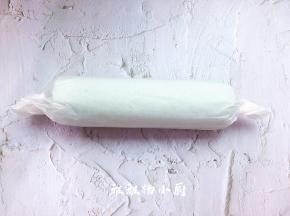 用油纸从一头开始卷起，包住定型
