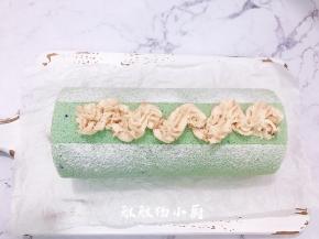 最后给蛋糕卷做装饰，美美的蛋糕卷就做好了
