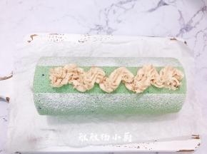 最后给蛋糕卷做装饰，美美的蛋糕卷就做好了