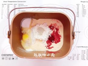 所有材料都称好，除了黄油，其它所有的材料都投进面包机启动和面功能先选择10分钟，然后看一下状