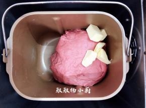 把黄油投进面包机内继续揉面