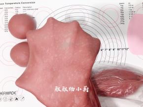 揉成光滑的面团，揉至完成扩展，可拉出薄而有韧性的手套膜