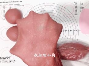 揉成光滑的面团，揉至完成扩展，可拉出薄而有韧性的手套膜