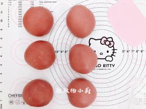 把面团分成6等份，滚圆后盖保鲜膜松弛20分钟