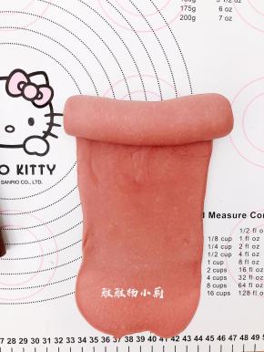 取一个松弛好的面团，擀开边上的气泡拍掉，翻面，自上往下卷起