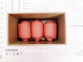 卷好的面团码在学厨Hello Kitty吐司模，模具中