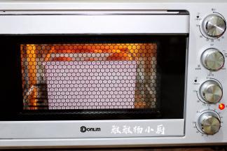 放入预热好的烤箱下层，上火170度下火190度，烘烤15分钟，顶部上色要及时盖锡纸，接着上火150度下火170度25分钟