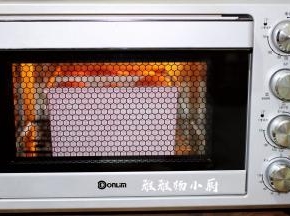 放入预热好的烤箱下层，上火170度下火190度，烘烤15分钟，顶部上色要及时盖锡纸，接着上火150度下火170度25分钟