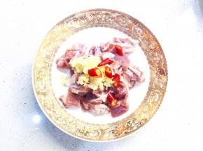 洗净的排骨切块，加入剁好的蒜末、切碎的米椒。