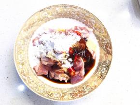 继续加入蚝油、糖、豉油、玉米淀粉