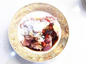 继续加入蚝油、糖、豉油、玉米淀粉