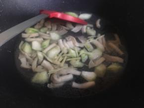 翻炒至丝瓜边缘稍微变色，倒入1碗清水、姜末，大火煮沸；