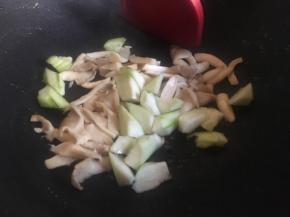 ②鲜蘑稍微翻炒变软后，继续倒入丝瓜，不停翻炒；