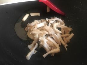 ①起锅倒入少许油，不要像炒菜时那样放很多，油热后倒入鲜蘑不停翻炒，去除其味道；