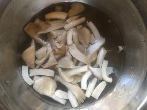 将鲜蘑放入盐水中浸泡十分钟左右后洗净；