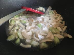 煮沸后倒入嫩豆腐，大火烧开改成中小火炖煮3分钟左右；