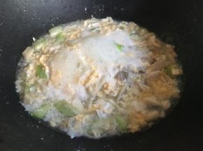 将鸡蛋液均匀的淋入锅中，可以先中间再以画圆圈像两边扩散，并迅速用筷子搅散；