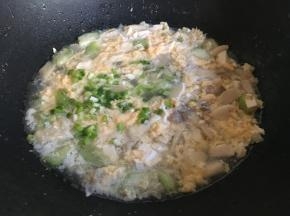 临出锅前倒入半勺盐，均匀撒入葱花，翻拌均匀出锅即可；