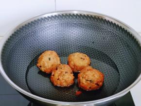 锅中加入纯净水，放入狮子头。(因为狮子头油炸锅，所以不用起油锅，直接加水即可)