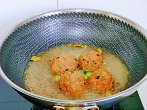 大火烧开，盖上盖子转小火慢炖30分钟。