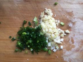 将香葱、大蒜切碎；