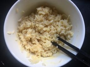 放入剩米饭，搅拌均匀，使每粒米饭包裹到蛋液；