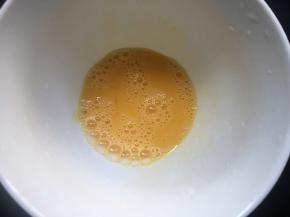 将鸡蛋磕入碗中，用筷子搅散！
