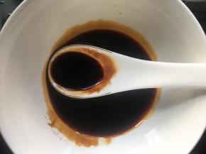 调配料汁，碗中倒入生抽、老抽、蚝油搅拌均匀备用；