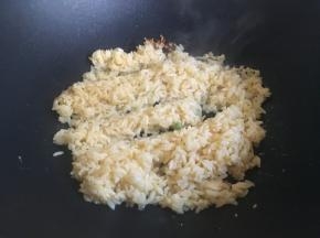 倒入鸡蛋米饭翻炒至蛋液凝固；