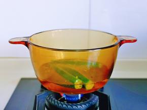 利用这时间将秋葵焯水，水开下秋葵，焯水30秒捞出过冷水。(秋葵洗干净，去根再焯水)