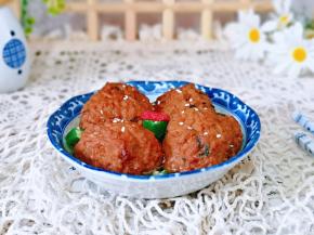 秋葵切段摆在盘子底下，再盛入狮子头，撒上熟白芝麻，点缀个枸杞。