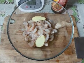 首先把虾仁洗净，放入大碗内，加上料酒跟姜片，腌渍半小时。（最好买新鲜的海虾自己剥壳，这样的虾仁格外鲜美）