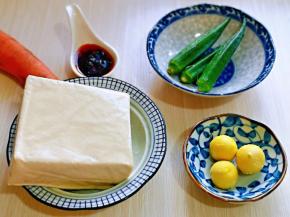 准备食材，如果没有熟蛋黄也可以不放，我是其它做食谱生下来的，刚好派上用场。