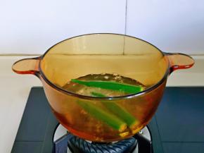 秋葵洗干净去根焯水，锅中加入水烧开，下秋葵焯水30秒捞出过冷水。