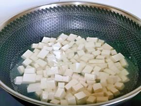 冷水下锅焯水，烧开后煮1分钟捞出。