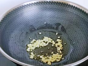 起油锅，加入蒜末炒香。