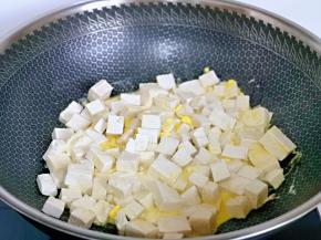 倒入焯水的豆腐。