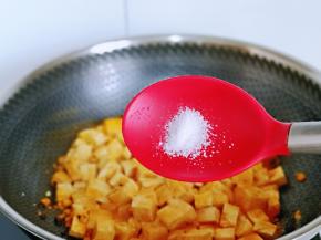 按个人口味加入盐，轻轻翻炒均匀，加入半小碗水，烧开。