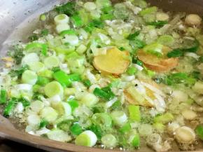 油热，葱姜下锅煸炒出香味，葱绿稍稍微焦即可。