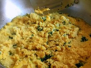 这十分钟内后期，用锅铲把覆盖的豆粉打散，以免结块不容易成熟，再继续煨。