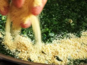 将豆粉均匀地铺满一层。